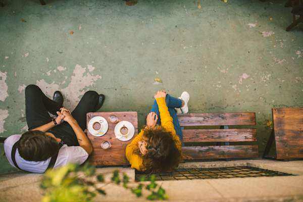 两个人在外面谈话的俯视