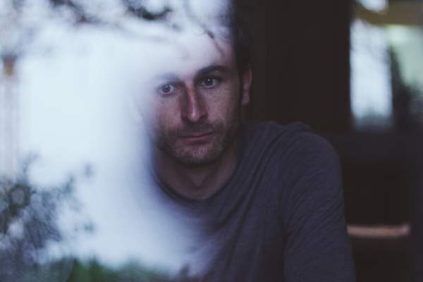 愁眉苦脸的男人透过窗户