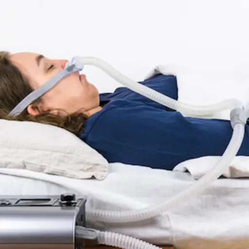 一名妇女用CPAP机治疗睡眠呼吸暂停。
