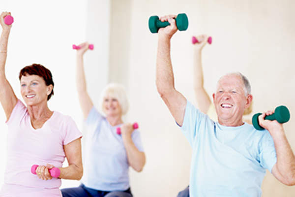 老年人举起哑铃。