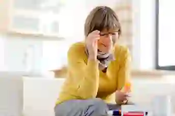 一个女人检查一个处方药的瓶子