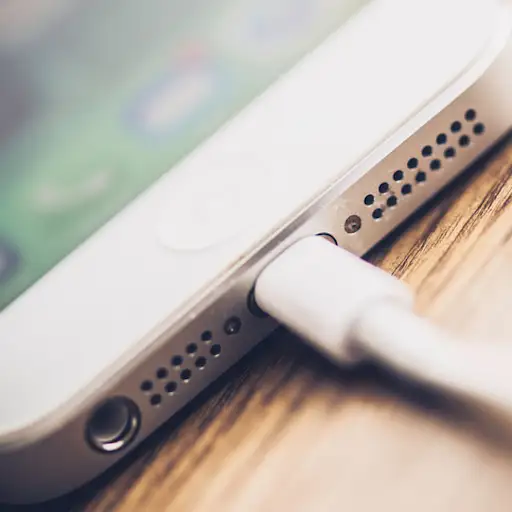技术:iPhone5显示充电端口和充电器