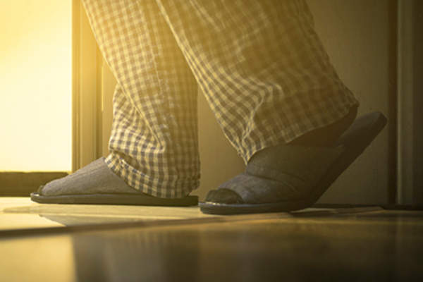 晚上穿着拖鞋走来走去。