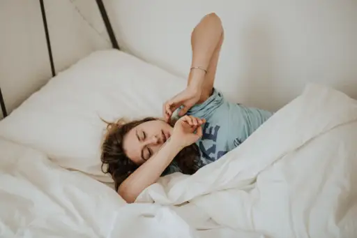 女人在床上伸懒腰