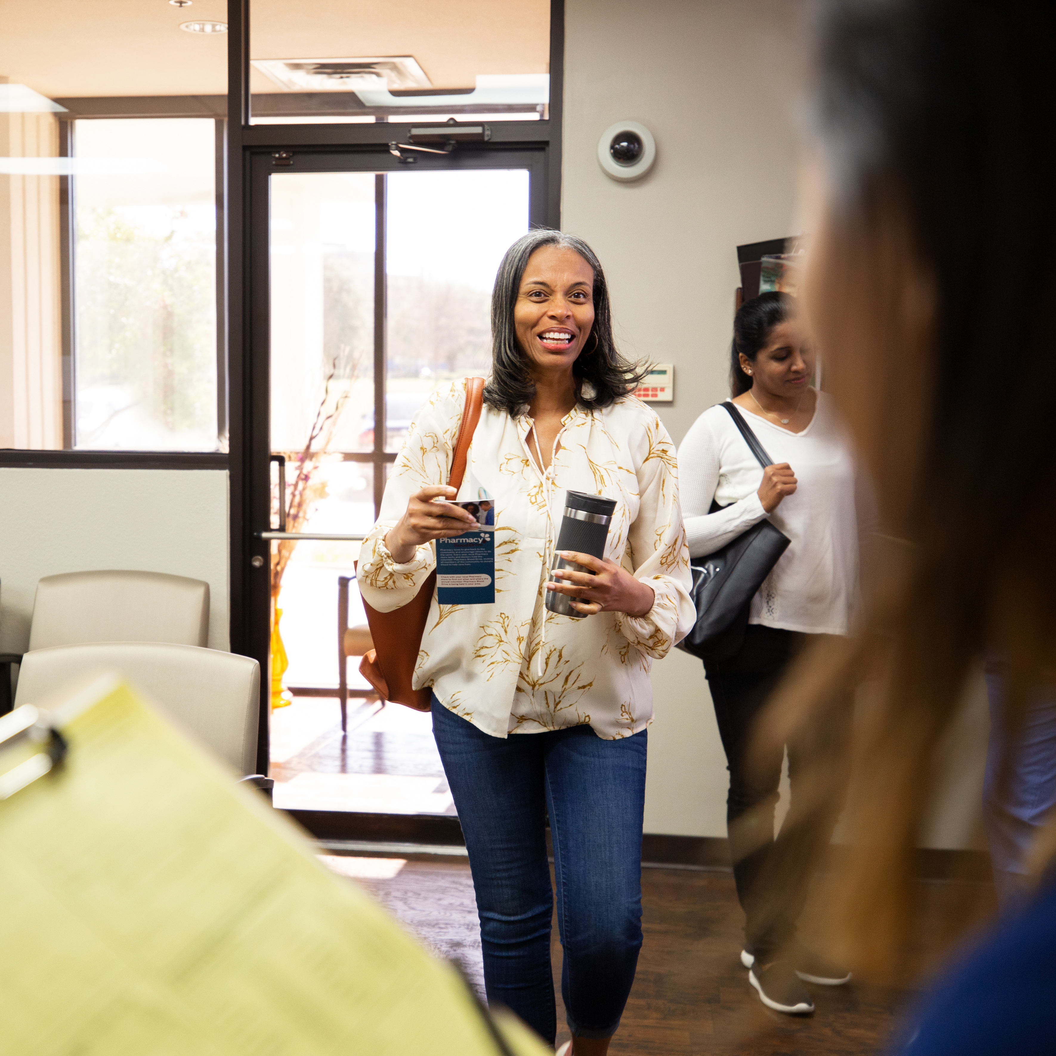 一名妇女进入诊所候诊室