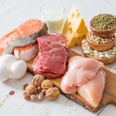 肉类、奶酪、坚果、鸡蛋、鱼和豆类都是很好的蛋白质来源。