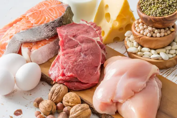 肉类、奶酪、坚果、鸡蛋、鱼和豆类是蛋白质的良好来源。