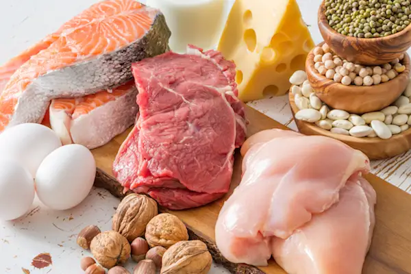 肉类、奶酪、坚果、鸡蛋、鱼和豆类都是很好的蛋白质来源。