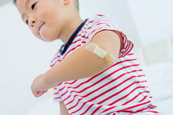 手臂上缠着绷带的孩子。