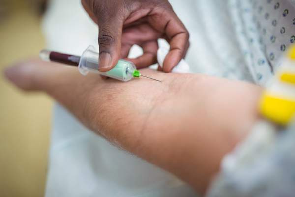 医院的医生正在抽血