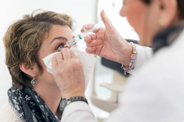 医生为病人做准备或眼部注射