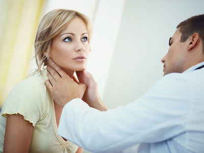 医生检查病人的甲状腺。