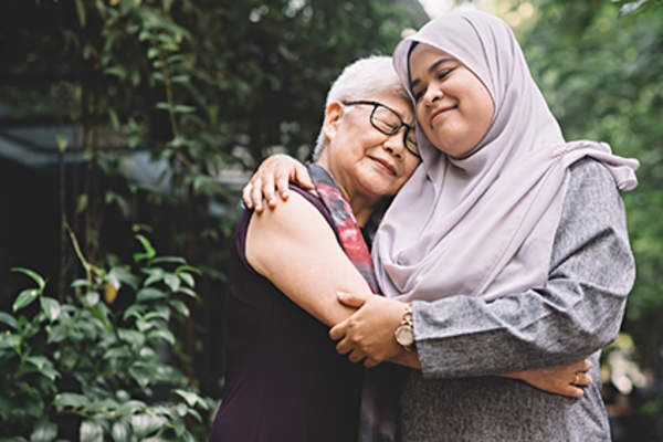 母亲和女儿拥抱在一起。