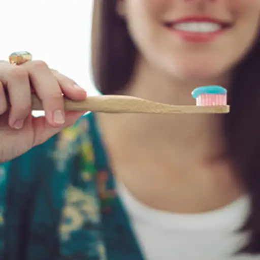 拿着牙刷的女人