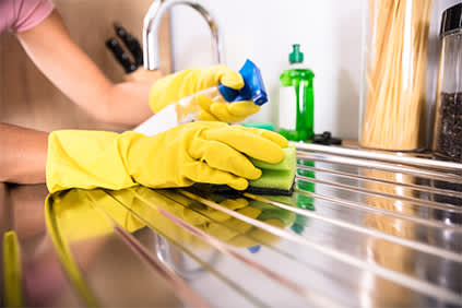 清洗厨房水槽穿着橡胶手套。