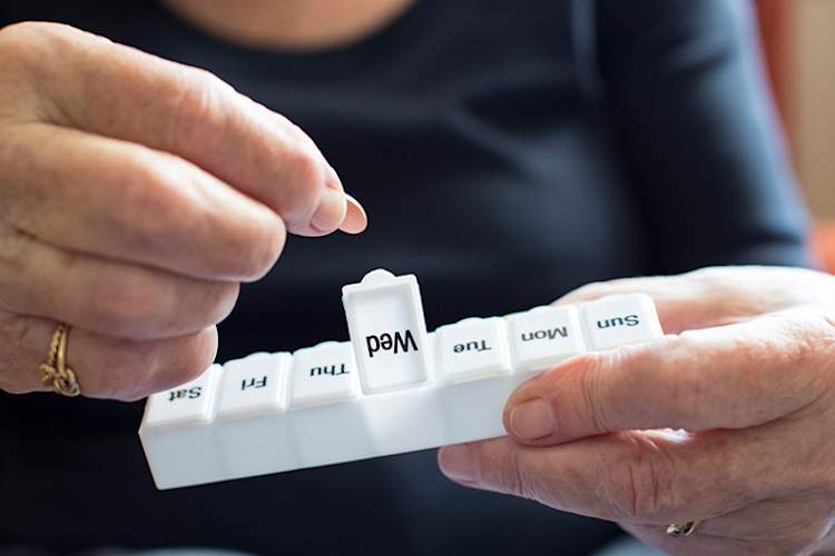 正在服药的老年妇女。