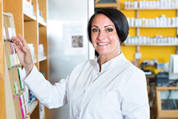 女药剂师在储藏室的图像