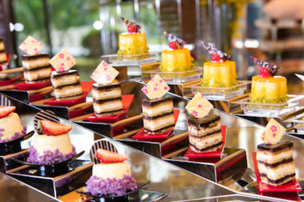 餐馆里摆满了甜食。