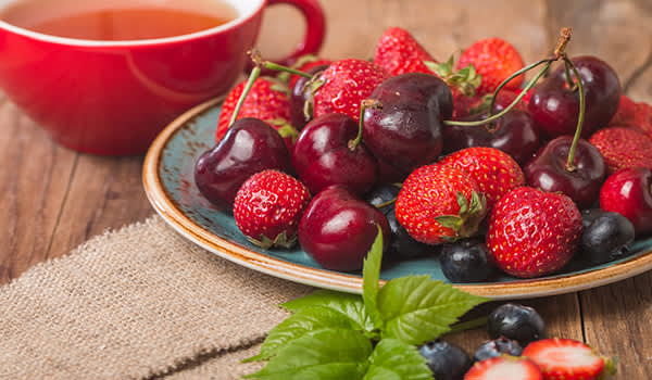 新鲜的樱桃和草莓放在碗里。