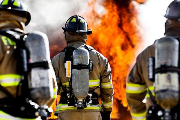 消防人员对火灾为首