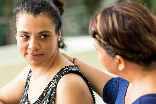 成年女性的朋友被支持。