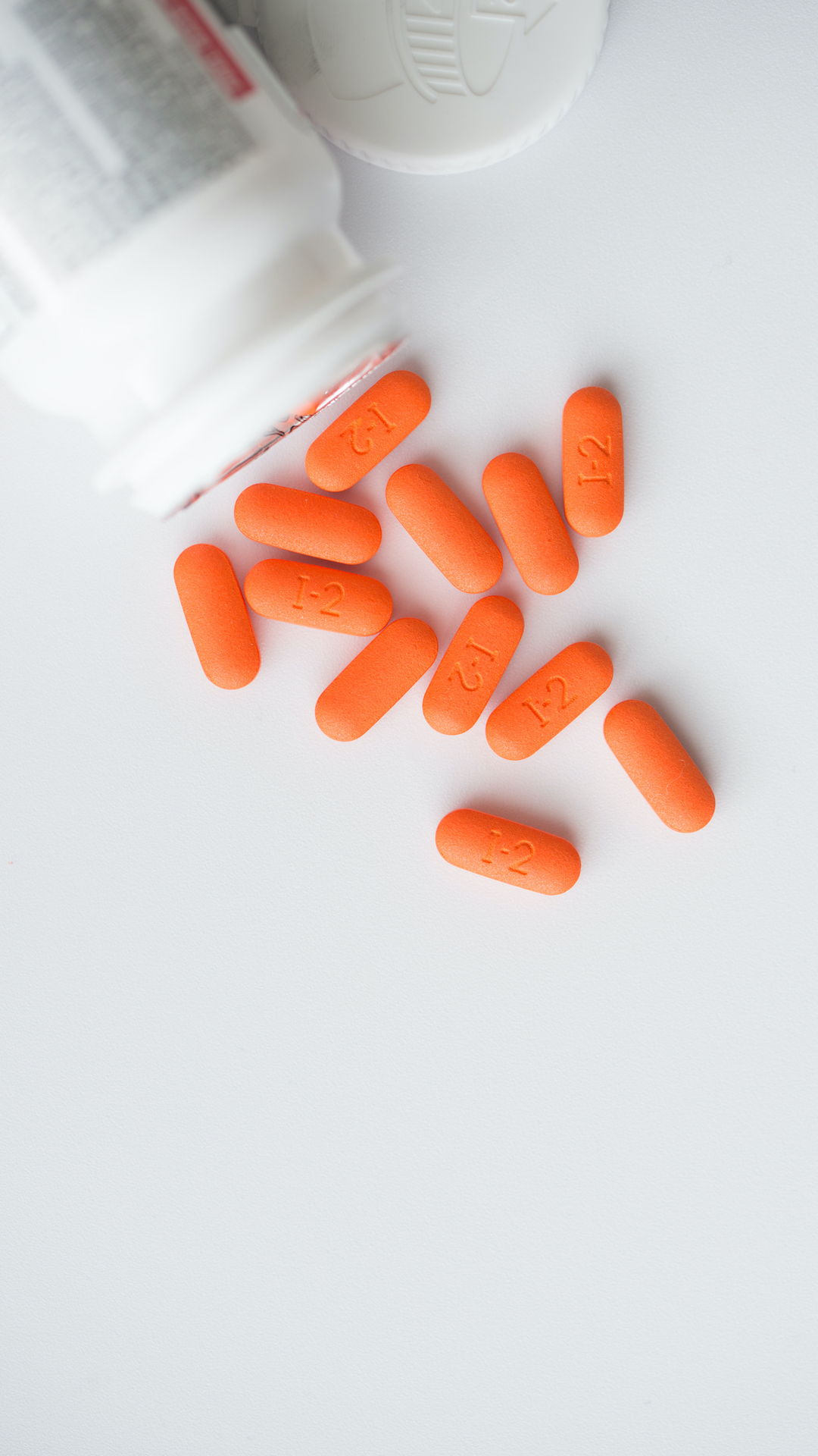 打开的药瓶，药洒了出来