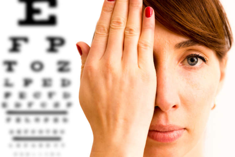 一个女人,包括她的眼睛和她的眼睛医生的手。