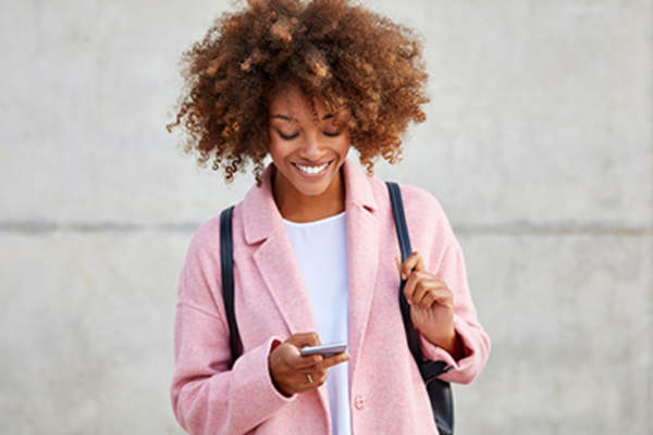 微笑的女人在寻找一段跟踪应用程序。