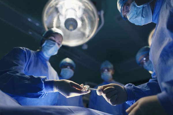 外科手术组在手术中