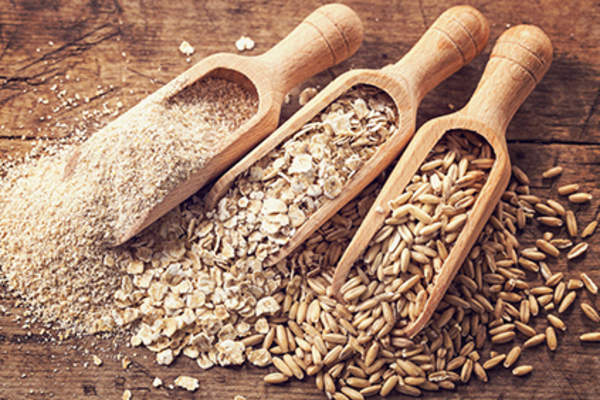 在木勺上挖洞。