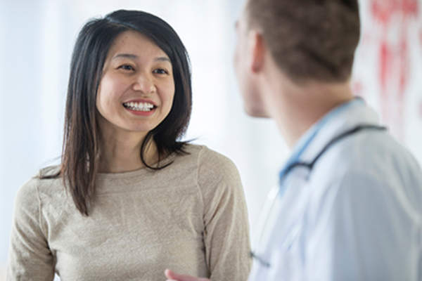 亚洲女人在看医生。