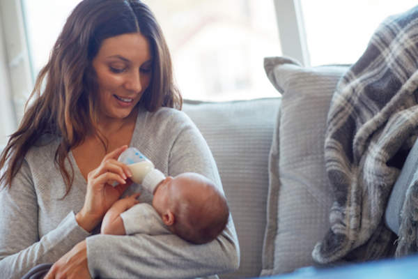 女人奶瓶喂养的孩子