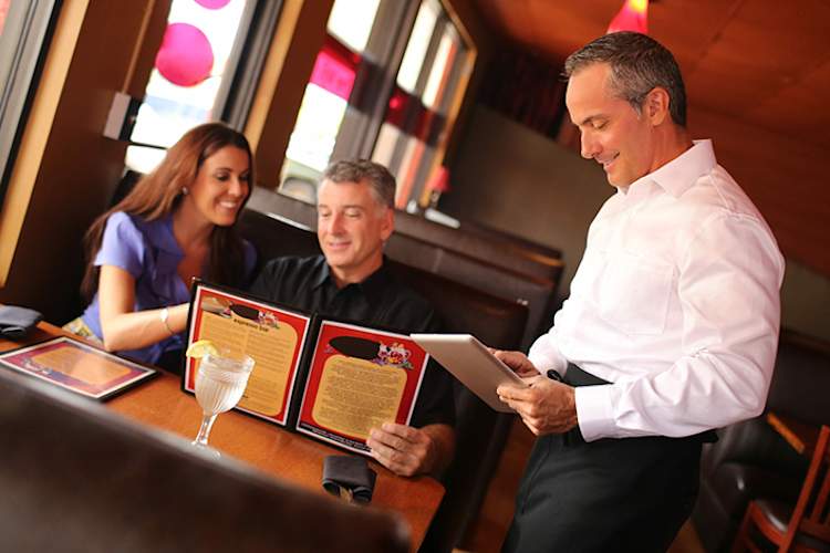 夫妇订购餐餐厅。