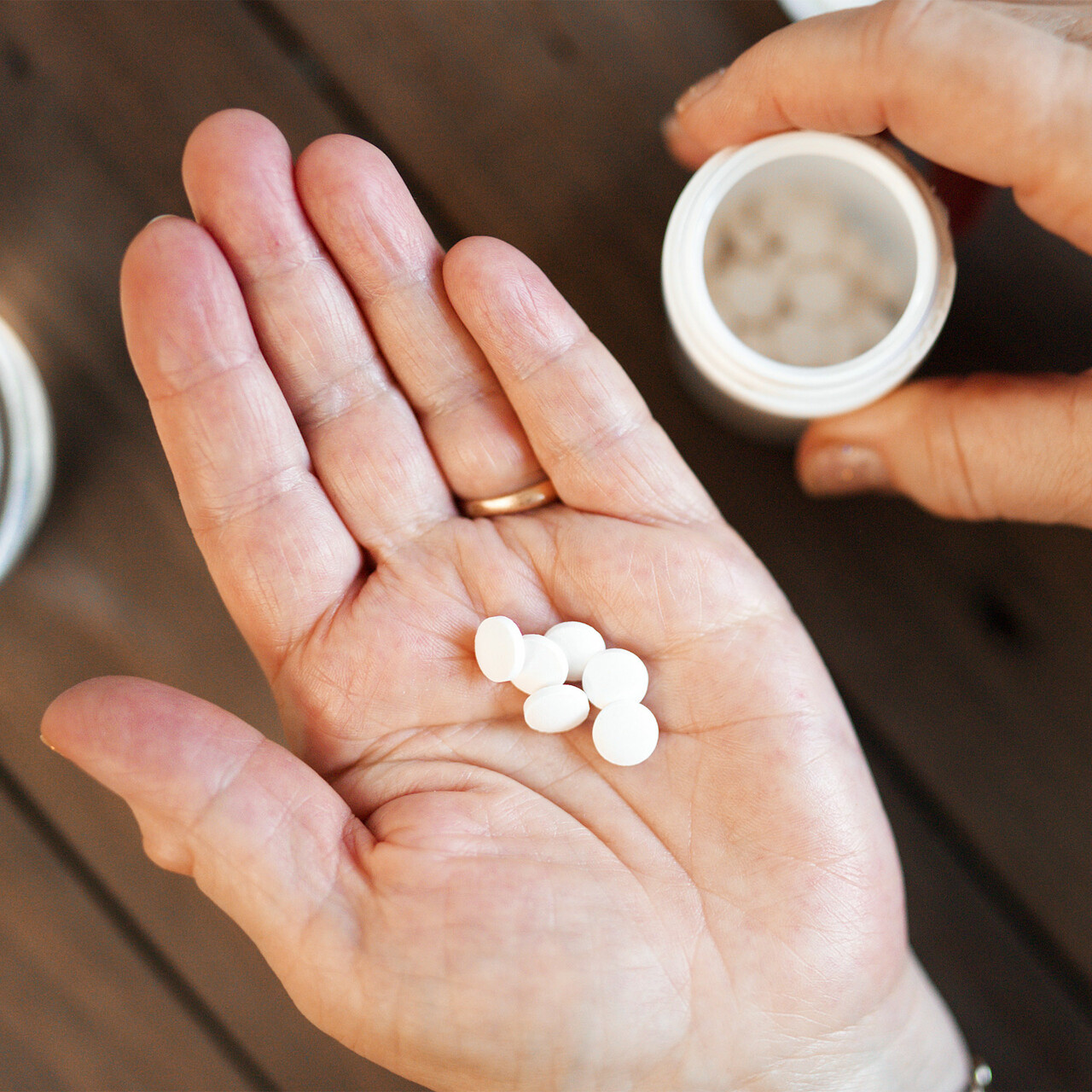 看到一个男人拿着白色的药片