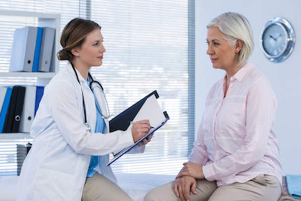 病人与胃肠病学家讨论睡眠问题。