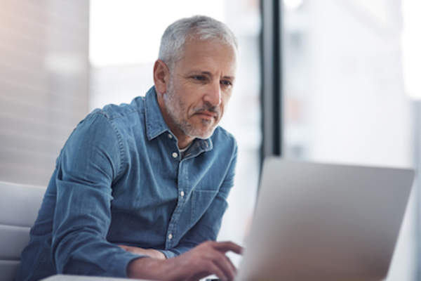 使用在线目录的人。