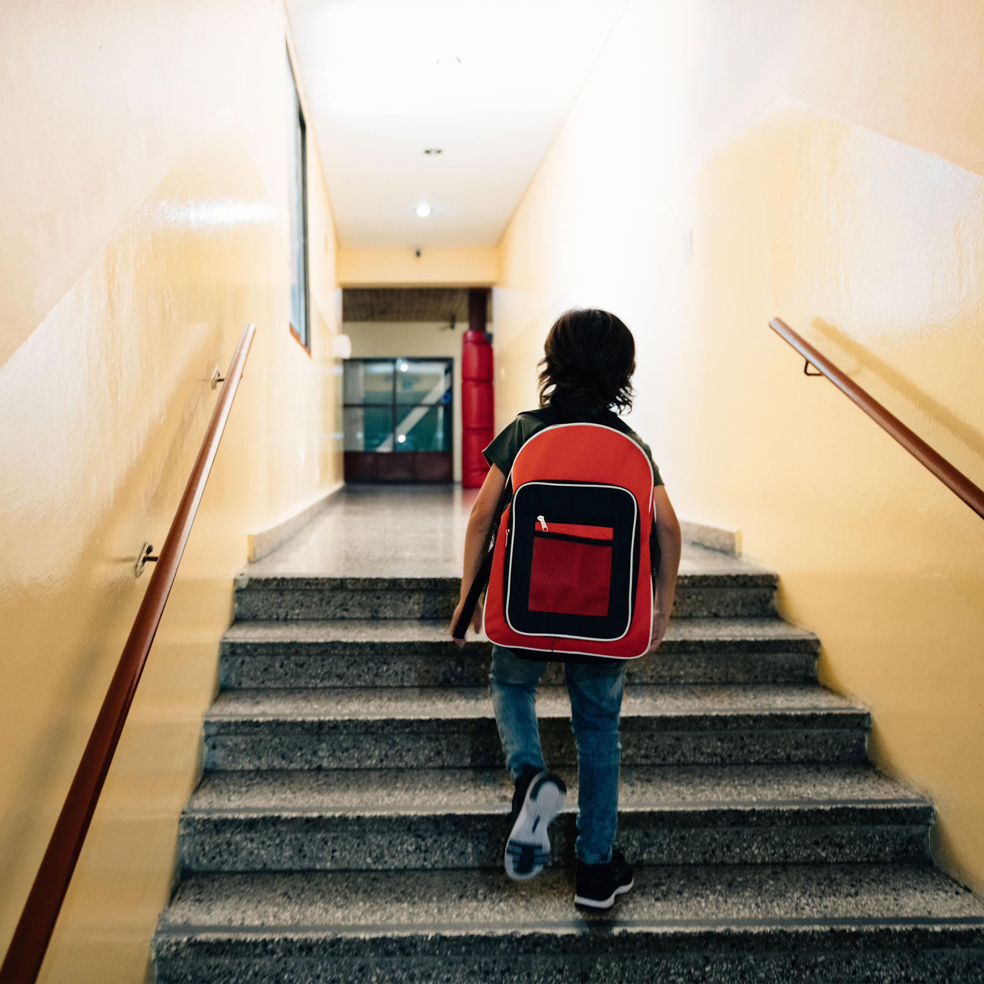 一个孩子在学校里走楼梯