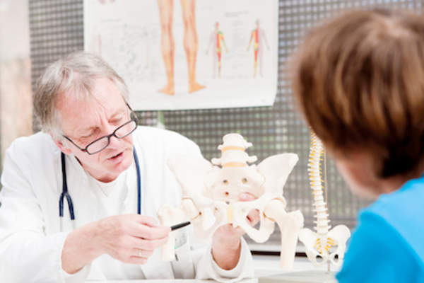 医生解释到患者的骨关节炎。