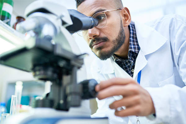 科学家在显微镜下观察细胞。