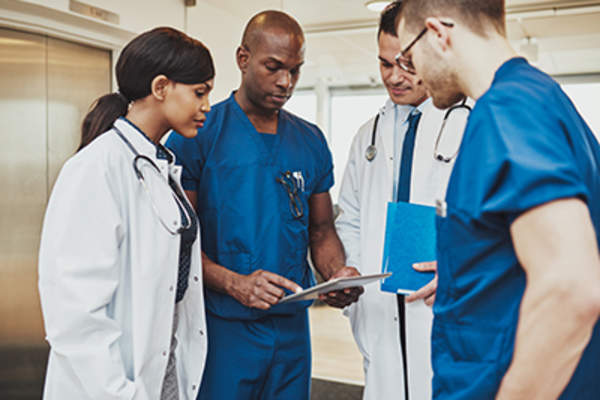 外科医生向医疗团队发出教学。