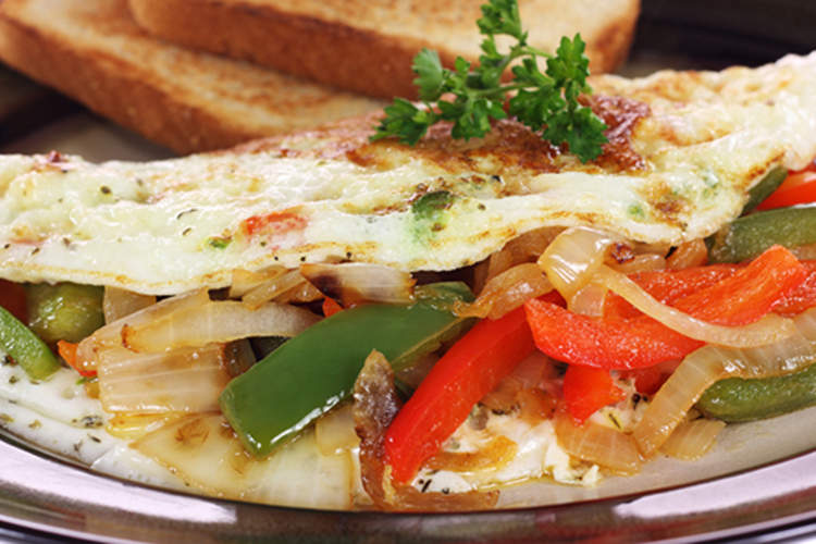 蛋清和纯素煎蛋卷配全麦吐司。