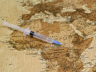 在非洲地图上接种疫苗。