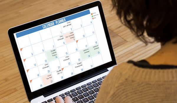 对笔记本电脑的规划女人的月份。