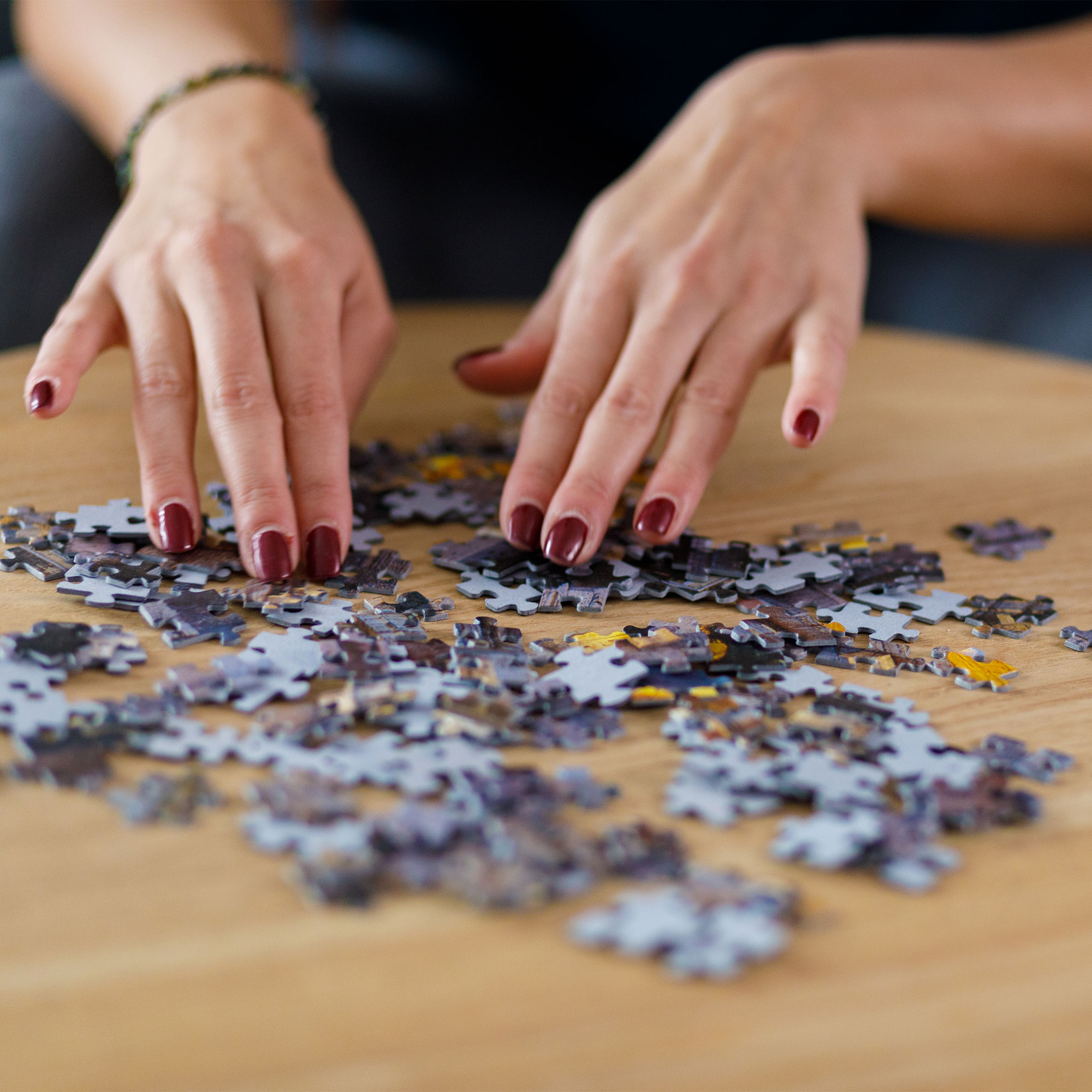 一个女人的特写镜头使一个难题