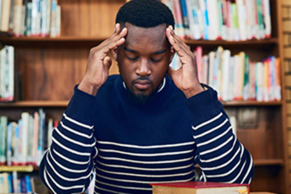 强调人在库中。