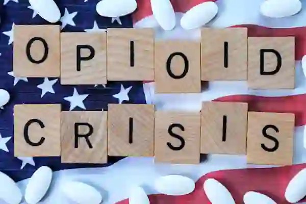 药丸和手工瓷砖拼写“阿片危机”。