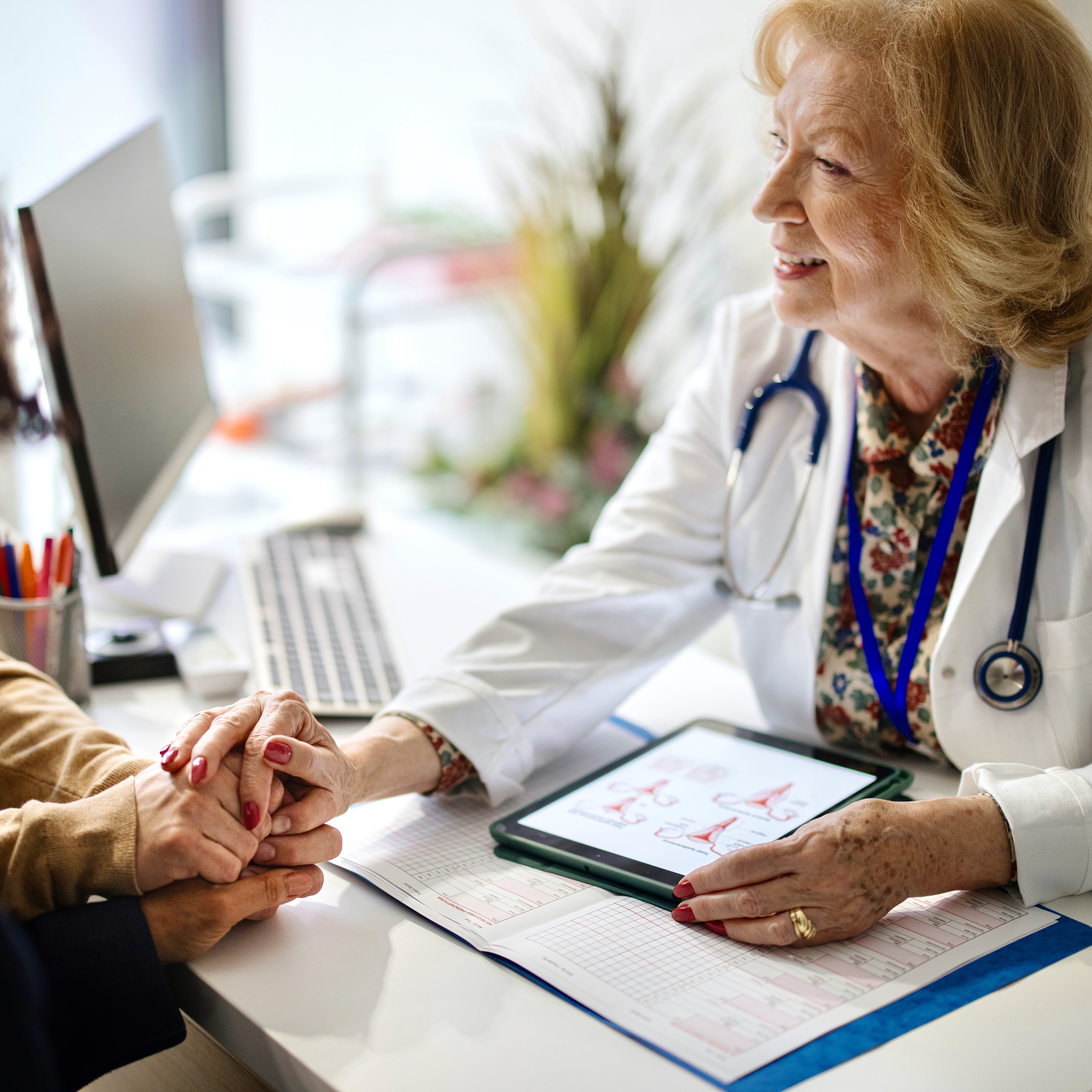 一名女医护人员向一对寻求生育护理的夫妇提供支持和关爱。