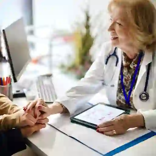 一名女医护人员向一对寻求生育护理的夫妇提供支持和关爱。