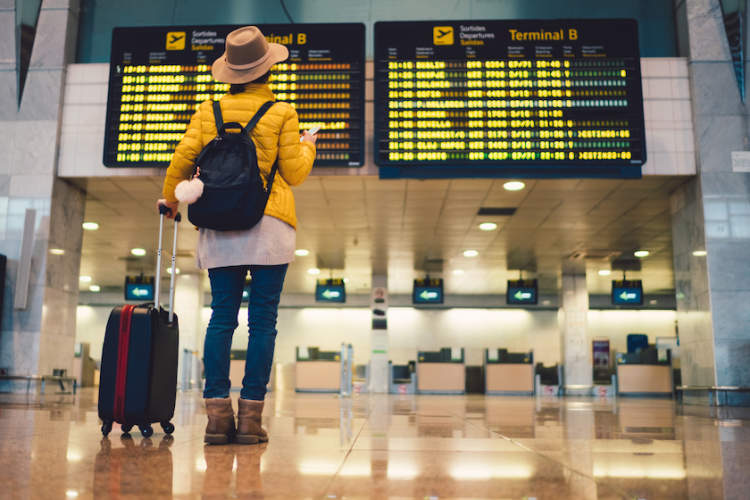 旅行者在巴塞罗那国际机场