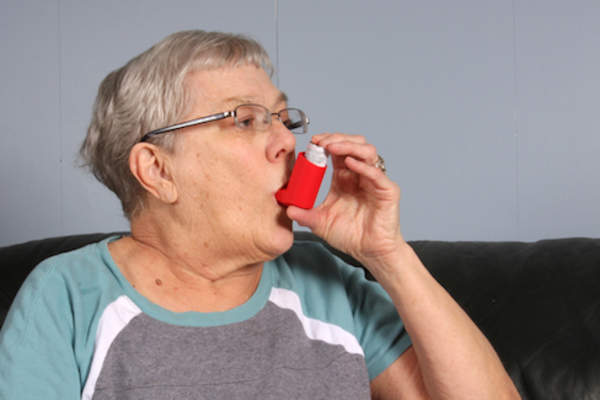 女人使用吸入器